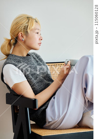 部屋でくつろぐ女性 115060128