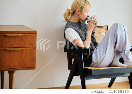 部屋でくつろぐ女性 部屋でくつろぐ女性 115060130