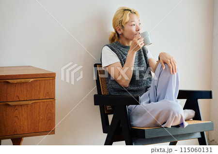 部屋でくつろぐ女性 115060131