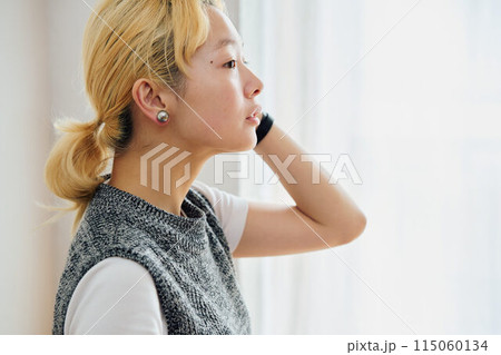 部屋でくつろぐ女性 115060134