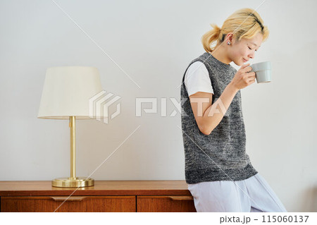 部屋でくつろぐ女性 115060137