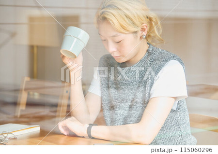 部屋でくつろぐ女性 部屋でくつろぐ女性 115060296