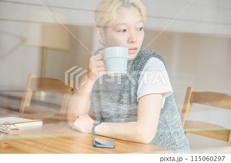 部屋でくつろぐ女性 115060297