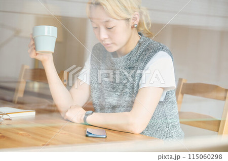 部屋でくつろぐ女性 部屋でくつろぐ女性 115060298