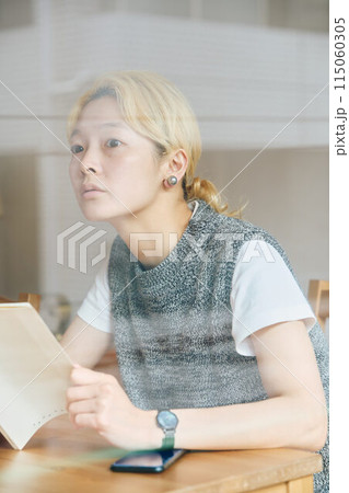 部屋でくつろぐ女性 115060305