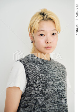 金髪女性のポートレート 115060748
