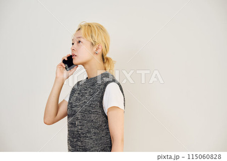 電話をする金髪女性のポートレート 115060828