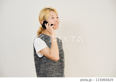 電話をする金髪女性のポートレート 115060829