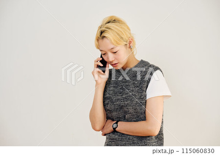 電話をする金髪女性のポートレート 電話をする金髪女性のポートレート 115060830