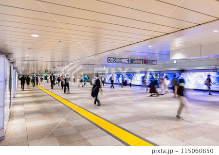 新宿駅 地下通路 新宿駅 地下通路 115060850