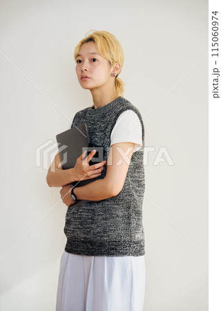 パソコンを抱える女性 パソコンを抱える女性 115060974