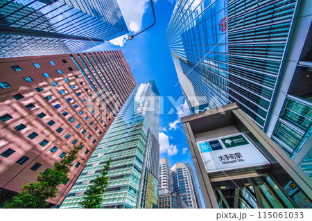 日本の東京都市景観 夏のような日差しが乱反射し色鮮やかな摩天楼を生み出す…=30日、大手町 日本の東京都市景観 夏のような日差しが乱反射し色鮮やかな摩天楼を生み出す…=30日、大手町 115061033