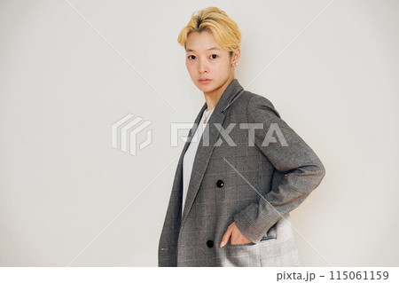 金髪女性のポートレート 115061159