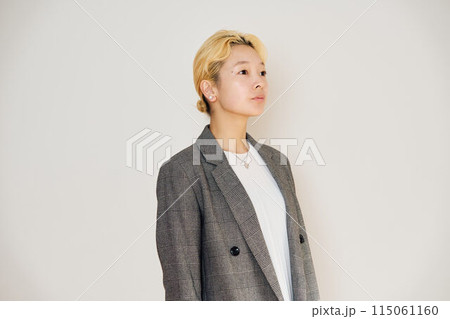 金髪女性のポートレート 115061160