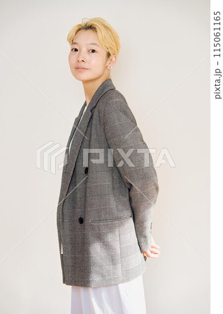 金髪女性のポートレート 115061165