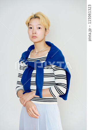 クリエイティブな金髪女性のポートレート クリエイティブな金髪女性のポートレート 115061323