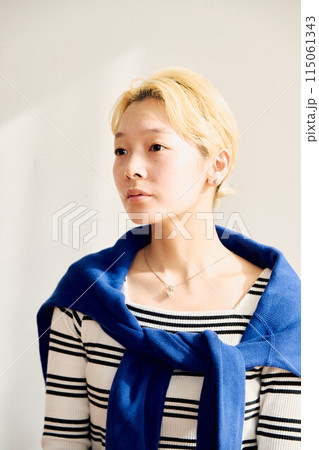 クリエイティブな金髪女性のポートレート 115061343