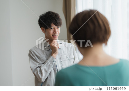 水回りのトラブルに対応するスタッフ 水回りのトラブルに対応するスタッフ 115061469