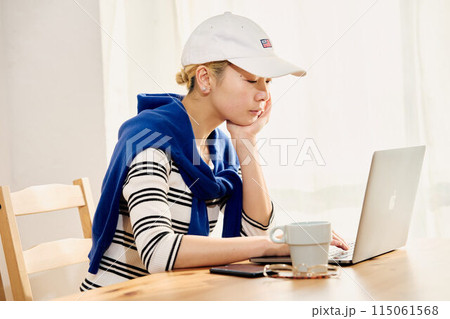 カジュアルスタイルで在宅ワークをする女性 115061568