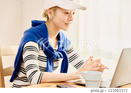 カジュアルスタイルで在宅ワークをする女性 115061572