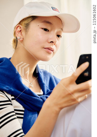 カジュアルスタイルで在宅ワークをする女性 115061602