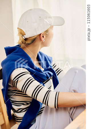 カジュアルスタイルで在宅ワークをする女性 115061603