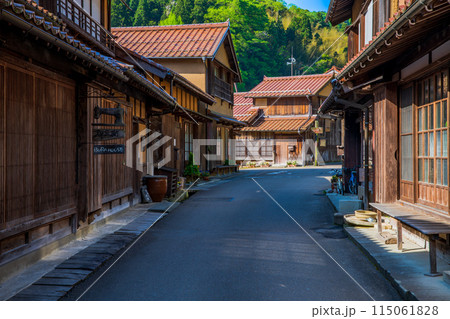 島根県　石見銀山　大森の町並み 115061828