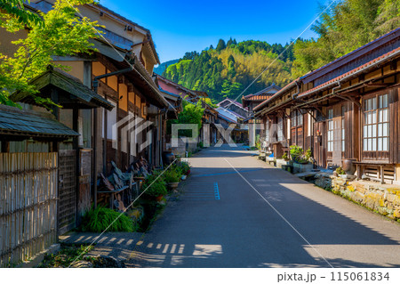 島根県　石見銀山　大森の町並み 115061834