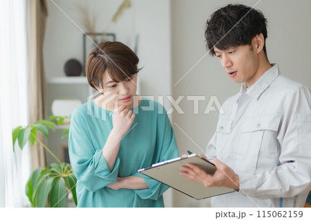 家のトラブルに対応するスタッフ 115062159