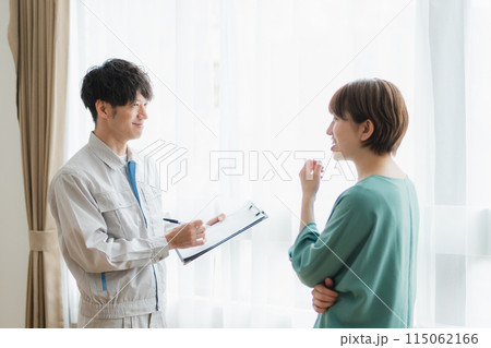 家のトラブルに対応するスタッフ 115062166