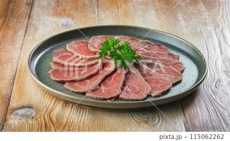 黒皿の上のローストビーフ 黒皿の上のローストビーフ 115062262