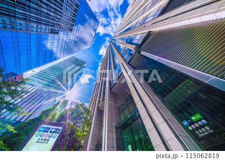 日本の東京都市景観 夏のような日差し…大手町の摩天楼など望む。右は大手町パークビルディング=5月 日本の東京都市景観 夏のような日差し…大手町の摩天楼など望む。右は大手町パークビルディング=5月 115062819