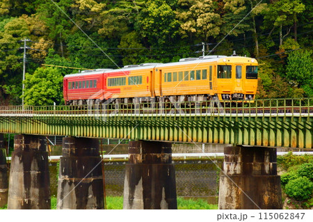 肱川橋りょうを渡る特急伊予灘ものがたり:松山行き 肱川橋りょうを渡る特急伊予灘ものがたり:松山行き 115062847