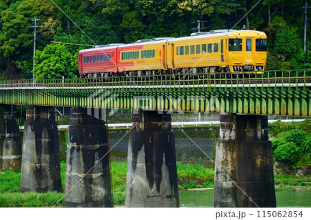 肱川橋りょうを走る特急伊予灘ものがたり 肱川橋りょうを走る特急伊予灘ものがたり 115062854