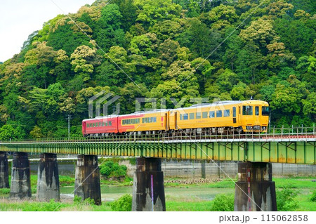 曇り空の肱川橋りょう:特急伊予灘ものがたり(道後編) 曇り空の肱川橋りょう:特急伊予灘ものがたり(道後編) 115062858