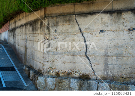 擁壁にできたクラック 擁壁にできたクラック 115063421