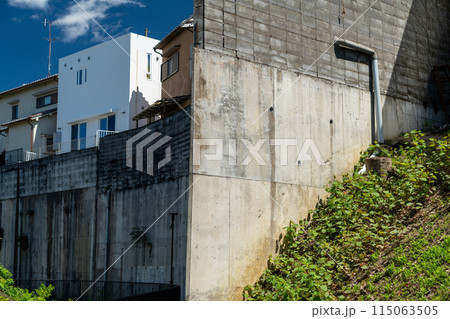 擁壁にできたクラック 擁壁にできたクラック 115063505