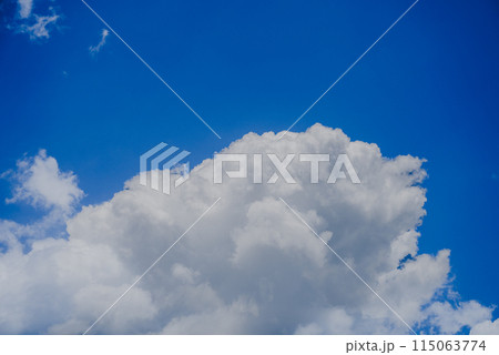 真っ青な夏空に浮かぶ積乱雲 115063774