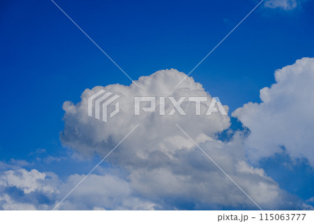 真っ青な夏空に浮かぶ積乱雲 115063777