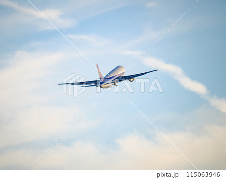 離陸直後上昇する航空旅客機 115063946