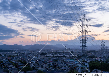 《東京都》一面に広がる住宅街の夕景・東京近郊エリア 115064169
