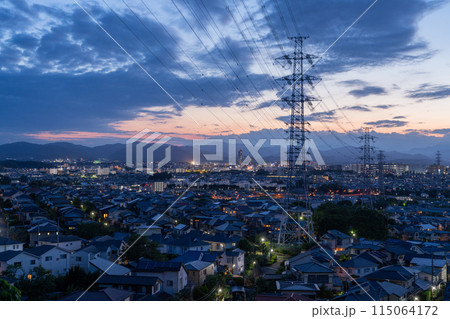 《東京都》一面に広がる住宅街の夕景・東京近郊エリア 115064172