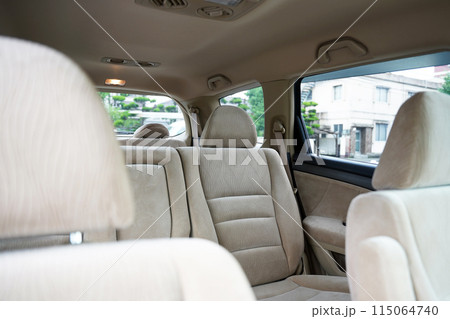 ミニバンの二列目シート 115064740