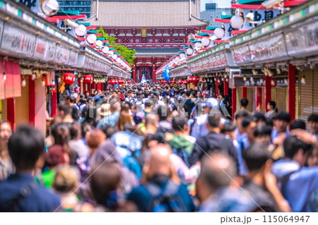 日本の東京都市景観 団体旅行客や子供たち、外国人観光客らで賑わう朝の浅草寺＝5月30日 115064947