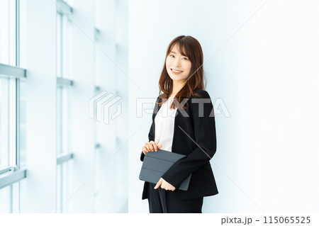 タブレットを持つ笑顔のビジネスウーマン タブレットを持つ笑顔のビジネスウーマン 115065525