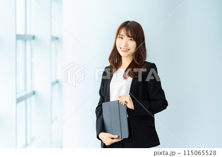 タブレットを持つ笑顔のビジネスウーマン タブレットを持つ笑顔のビジネスウーマン 115065528