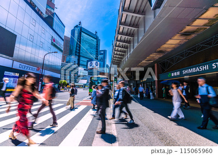 日本の東京都市景観 夏のような日差し…新橋駅(銀座口)などを望む。左奥は汐留のビル群=5月30日 日本の東京都市景観 夏のような日差し…新橋駅(銀座口)などを望む。左奥は汐留のビル群=5月30日 115065960