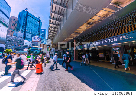 日本の東京都市景観 夏のような日差し…新橋駅（銀座口）などを望む。左奥は汐留のビル群＝5月30日 115065961