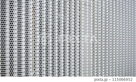白いパンチングメタルのフェンスにクローズアップした背景用写真 115066952