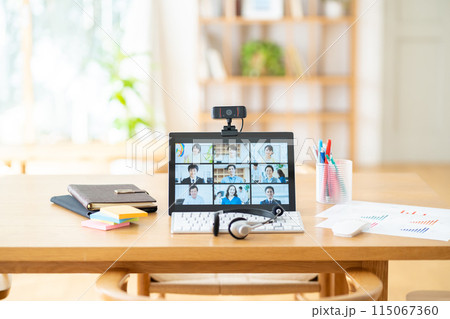 テレワーク中の画面 オンライン会議中のPC画面 テレワーク中の画面 オンライン会議中のPC画面 115067360